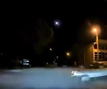 BURSA'DA ARA YOLDAN KONTROLSÜZ ÇIKAN OTOMOBİL, ANA YOLDA SEYİR HALİNDE OLAN OTOMOBİL İLE KAZA YAPMAKTAN KIL PAYI KURTULDU.
