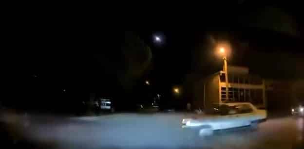 BURSA'DA ARA YOLDAN KONTROLSÜZ ÇIKAN OTOMOBİL, ANA YOLDA SEYİR HALİNDE OLAN OTOMOBİL İLE KAZA YAPMAKTAN KIL PAYI KURTULDU.