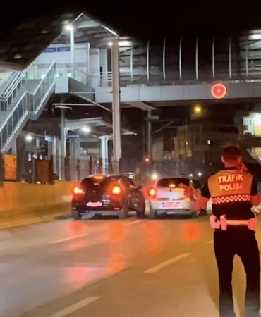 YGULAMA NOKTASININ HEMEN YANINDA TEHLİKELİ ŞERİT DEĞİŞTİREREK İLERLEYEN OTOMOBİL SÜRÜCÜSÜ, AYNI İSTİKAMETTE SEYREDEN BAŞKA BİR ARACINDA SÜRÜCÜYLE POLEMİĞE GİRDİ.