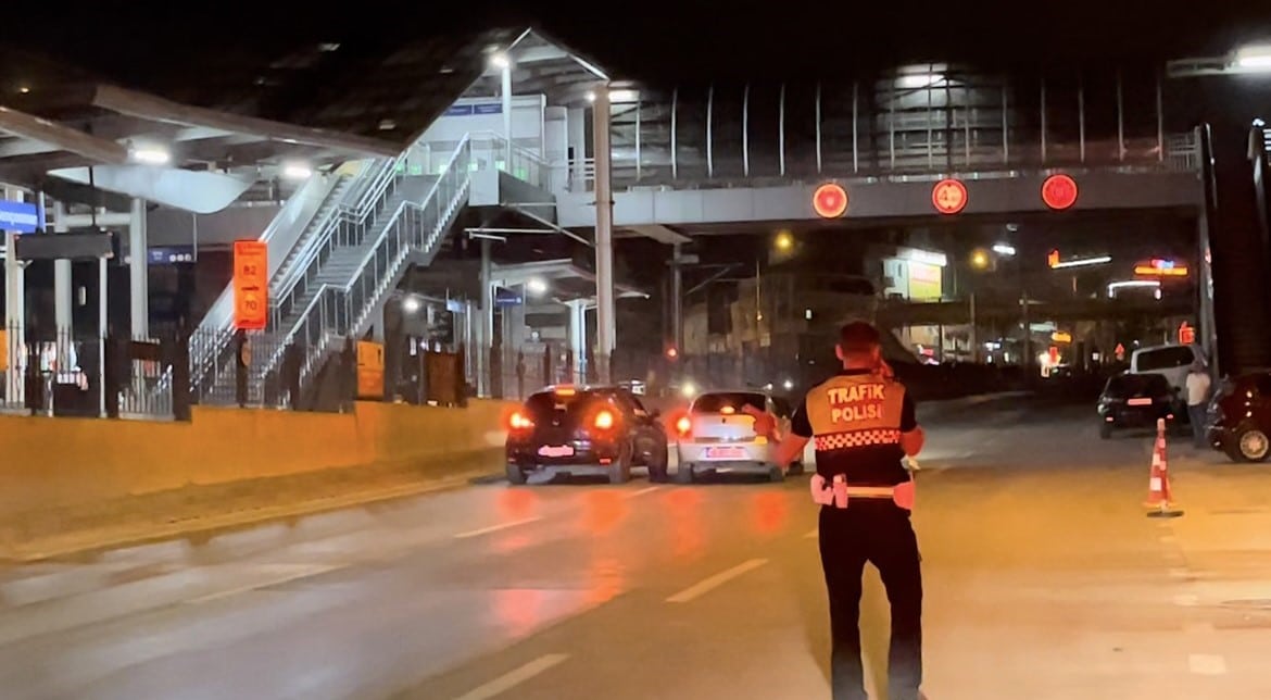 YGULAMA NOKTASININ HEMEN YANINDA TEHLİKELİ ŞERİT DEĞİŞTİREREK İLERLEYEN OTOMOBİL SÜRÜCÜSÜ, AYNI İSTİKAMETTE SEYREDEN BAŞKA BİR ARACINDA SÜRÜCÜYLE POLEMİĞE GİRDİ.