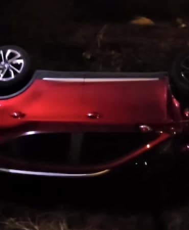 BURSA'DA SÜRÜCÜSÜNÜN KONTROLÜNDEN ÇIKAN OTOMOBİL, YUNUSELİ YOLUNDA DERE YATAĞINA UÇARAK TERS DÖNDÜ.