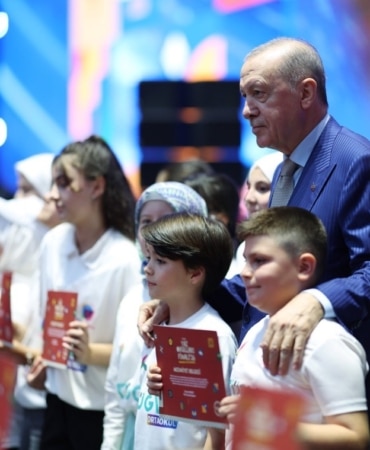 TÜRKİYE GENÇLİK VAKFI (TÜGVA) BURSA İL TEMSİLCİLİĞİ, İSTANBUL RAMS PARK’TA CUMHURBAŞKANI RECEP TAYYİP ERDOĞAN’IN KATILIMIYLA GERÇEKLEŞTİRİLEN TÜGVA YAZ OKULLARI BULUŞMASI’NA 230 ARAÇ, 8 BİN 350 ÖĞRENCİ VE VELİ İLE KATILARAK TÜRKİYE GENELİNDE EN YÜKSEK KATILIM SAĞLAYAN İL OLDU.