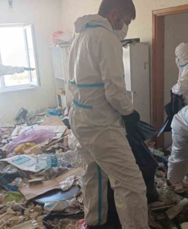 NİLÜFER BELEDİYESİ EKİPLERİ, BALKAN MAHALLESİ’NDEKİ BİR EVİ TEMİZLEDİ. EVDEN ÇIKARILAN 28 TON ÇÖP, ÜÇ KAMYONA YÜKLENEREK HAMİTLER KENT ÇÖPLÜĞÜ’NE GÖTÜRÜLDÜ.