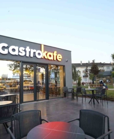 İNEGÖL BELEDİYESİ’NİN ALANYURT KÖY İÇİ BÖLGESİNDE HAYATA GEÇİRDİĞİ MEYDAN PROJESİ TAMAMLANDI. İÇERİSİNDE; GASTRO KAFE, NÖBETÇİ KİTAPHANE, YEŞİL ALANLAR, OTURMA VE DİNLENME ALANLARI, OTOPARK, ATM NOKTASI GİBİ PEK ÇOK İMKANIN SUNULDUĞU MEYDAN, DÜZENLENEN COŞKULU BİR TÖRENLE HİZMETE AÇILDI. BÖLGE HALKI İLK GÜNDEN MEYDANA AKIN ETTİ.