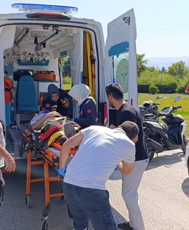 İNEGÖL İLÇESİNDE OTOMOBİLLE ÇARPIŞAN MOTOSİKLETİN SÜRÜCÜSÜ AĞIR YARALANDI.