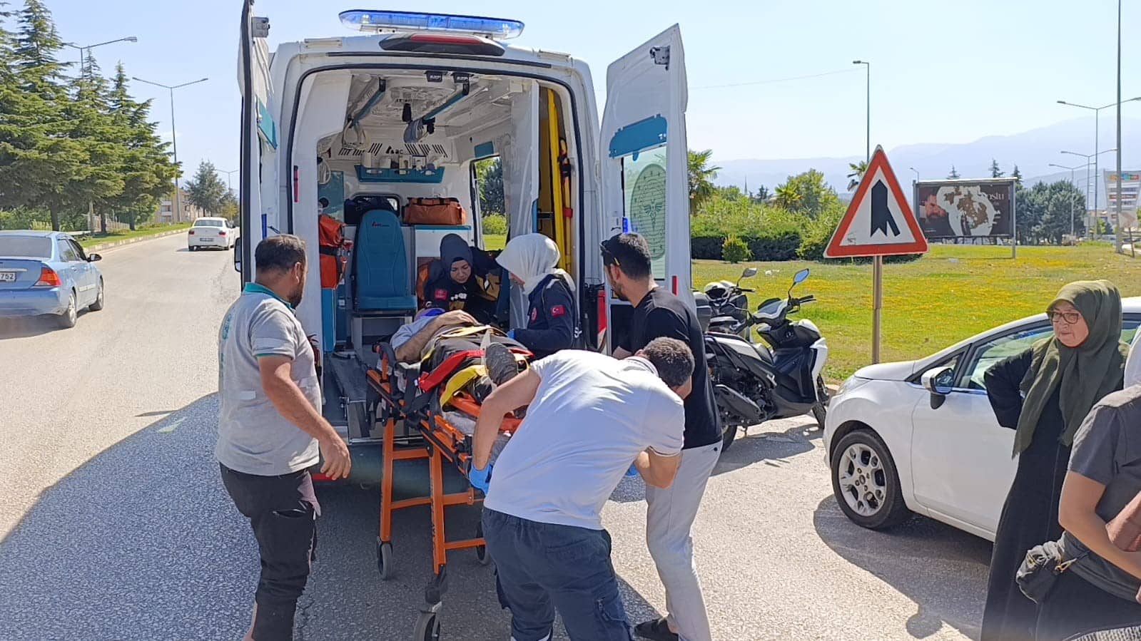 İNEGÖL İLÇESİNDE OTOMOBİLLE ÇARPIŞAN MOTOSİKLETİN SÜRÜCÜSÜ AĞIR YARALANDI.