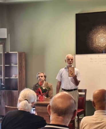 TASAVVUF ALANINDAKİ ÇALIŞMALARIYLA TANINAN PROF. DR. MUSTAFA KARA SÜLEYMAN ÇELEBİ TÜRBESİNDE GERÇEKLEŞTİRİLEN PROGRAMDA OKUYUCULARIYLA BULUŞARAK AHMED-İ İLAHİ VE TÜRKÇE ŞİİRLERİ KİTABI HAKKINDA DEĞENLENDİRMELERDE BULUNDU. SÜLEYMAN ÇELEBİ TÜRBESİNDE DÜZENLENEN PROGRAMA ÇOK SAYIDA VATANDAŞ KATILDI.