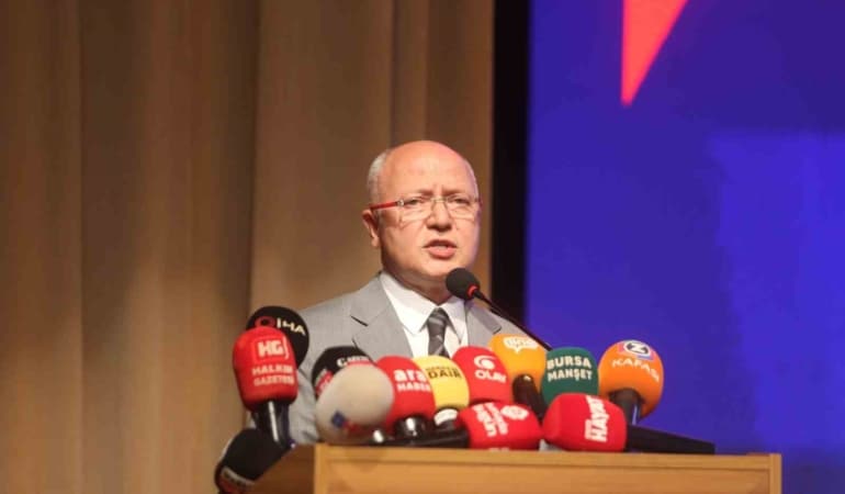 AK PARTİ BURSA 66. İL DANIŞMA MECLİSİ TOPLANTISI'NDA KONUŞAN İL BAŞKANI DAVUT GÜRKAN, ALİ OSMAN SÖNMEZ DEVLET HASTANESİ'NİN 15 AĞUSTOS'TA SAĞLIK BAKANLIĞI'NA TESLİM EDİLECEĞİNİ, BURSA HIZLI TREN HATTINDA İSE BU HAFTA TEST SÜRÜŞLERİNİN BAŞLAYACAĞINI SÖYLEDİ.