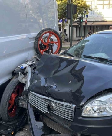 BURSA’DA OTOMOBİLİN İLE MOTOSİKLETİN ÇARPIŞMASI SONUCU, MOTOSİKLET PARK HAKİNDEKİ TİCARİ KAMYONETİN ARASINA SIKIŞTI. KAZADA, MOTOSİKLET SÜRÜCÜSÜ AĞIR YARALANDI.