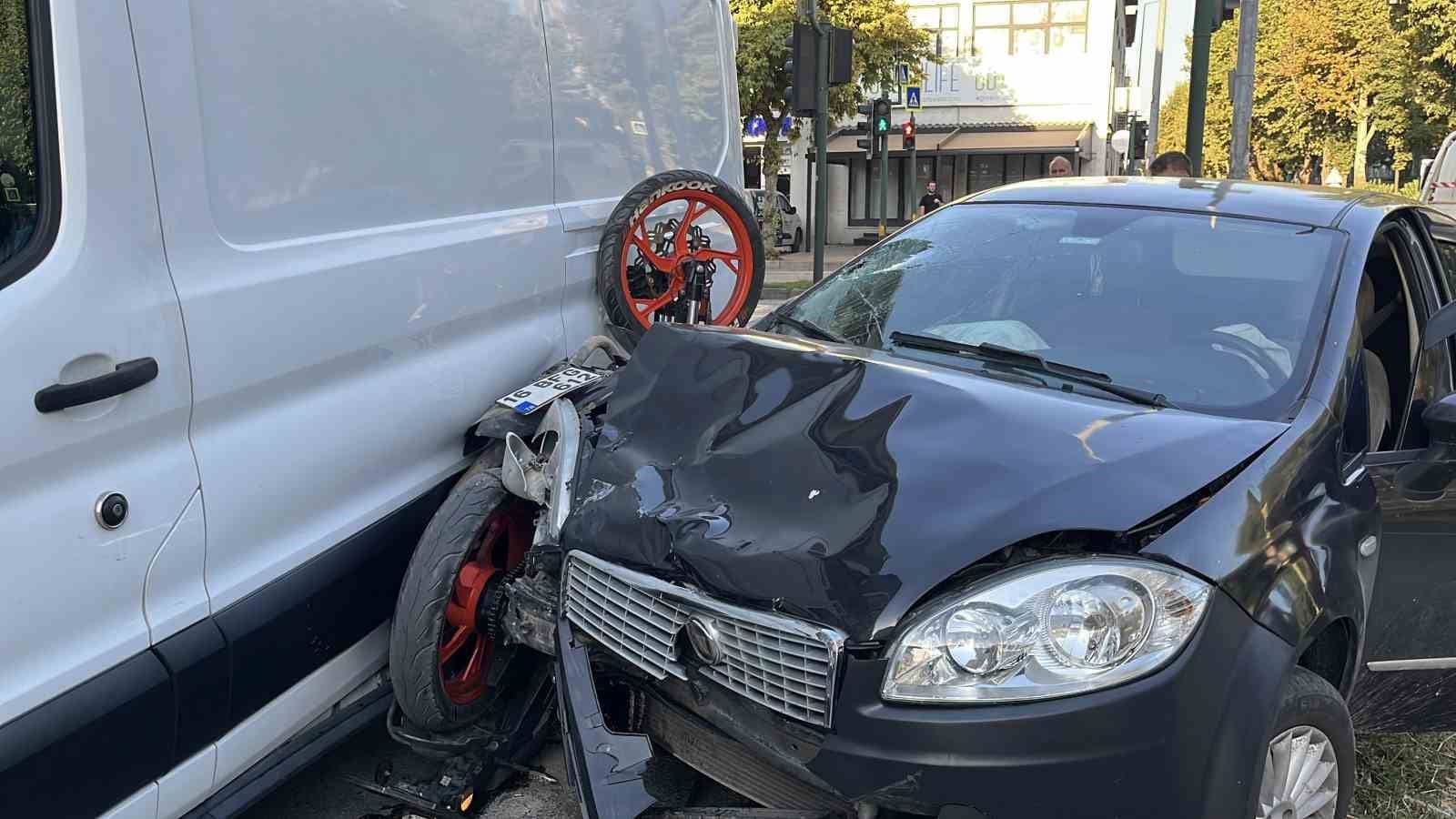 BURSA’DA OTOMOBİLİN İLE MOTOSİKLETİN ÇARPIŞMASI SONUCU, MOTOSİKLET PARK HAKİNDEKİ TİCARİ KAMYONETİN ARASINA SIKIŞTI. KAZADA, MOTOSİKLET SÜRÜCÜSÜ AĞIR YARALANDI.