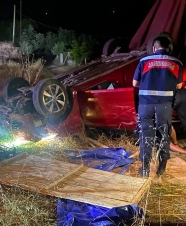 BURSA’NIN İNEGÖL İLÇESİNDE KONTROLDEN ÇIKAN OTOMOBİLİN ŞARAMPOLE YUVARLANMASI SONUCU MEYDANA GELEN KAZADA 3 KİŞİ YARALANDI.
