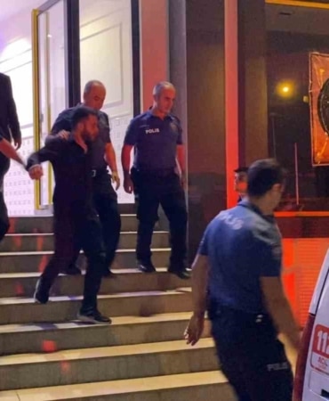 BURSA’NIN İNEGÖL İLÇESİNDE BİR DÜĞÜN SALONUNDA İKİ GRUP ARASINDA ÇIKAN KAVGA, BIÇAKLI SALDIRIYA DÖNÜŞTÜ. OLAYDA 3 KİŞİ YARALANDI.
