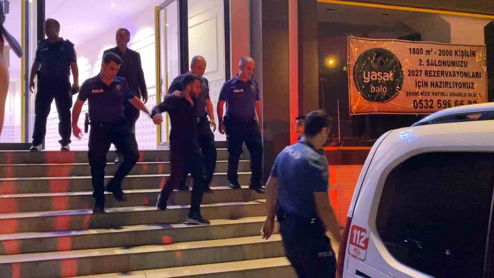 BURSA’NIN İNEGÖL İLÇESİNDE BİR DÜĞÜN SALONUNDA İKİ GRUP ARASINDA ÇIKAN KAVGA, BIÇAKLI SALDIRIYA DÖNÜŞTÜ. OLAYDA 3 KİŞİ YARALANDI.
