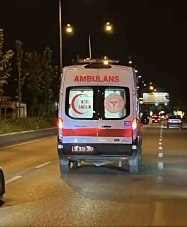BURSA’DA TERS İSTİKAMETTEN ANA ARTERE ÇIKAN OTOMOBİL, ANA ARTERDE SEYİR HALİNDE OLAN BAŞKA BİR OTOMOBİL İLE ÇARPIŞTI. YAŞANAN KAZADA 7 KİŞİ YARALANIRKEN, YARALILARIN YAKINLARI OLAY YERİNDE SİNİR KRİZİ GEÇİREREK BAYILDI.