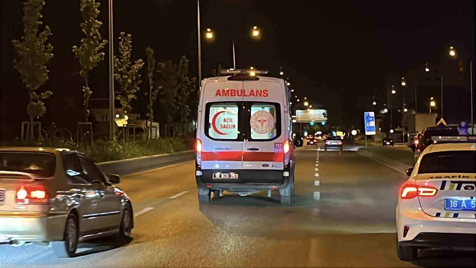 BURSA’DA TERS İSTİKAMETTEN ANA ARTERE ÇIKAN OTOMOBİL, ANA ARTERDE SEYİR HALİNDE OLAN BAŞKA BİR OTOMOBİL İLE ÇARPIŞTI. YAŞANAN KAZADA 7 KİŞİ YARALANIRKEN, YARALILARIN YAKINLARI OLAY YERİNDE SİNİR KRİZİ GEÇİREREK BAYILDI.