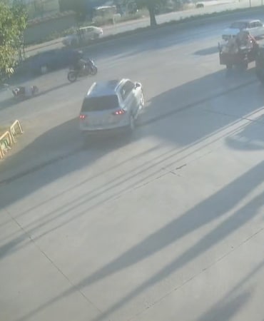 BURSA'DA DİREKSİYON HAKİMİYETİNİ KAYBEDEN MOTOSİKLET SÜRÜCÜSÜ, AYNI İSTİKAMETTE SEYREDEN OTOMOBİLE ÇARPARAK SÜRÜKLENDİ. O ANLAR GÜVENLİK KAMERASINA YANSIDI.