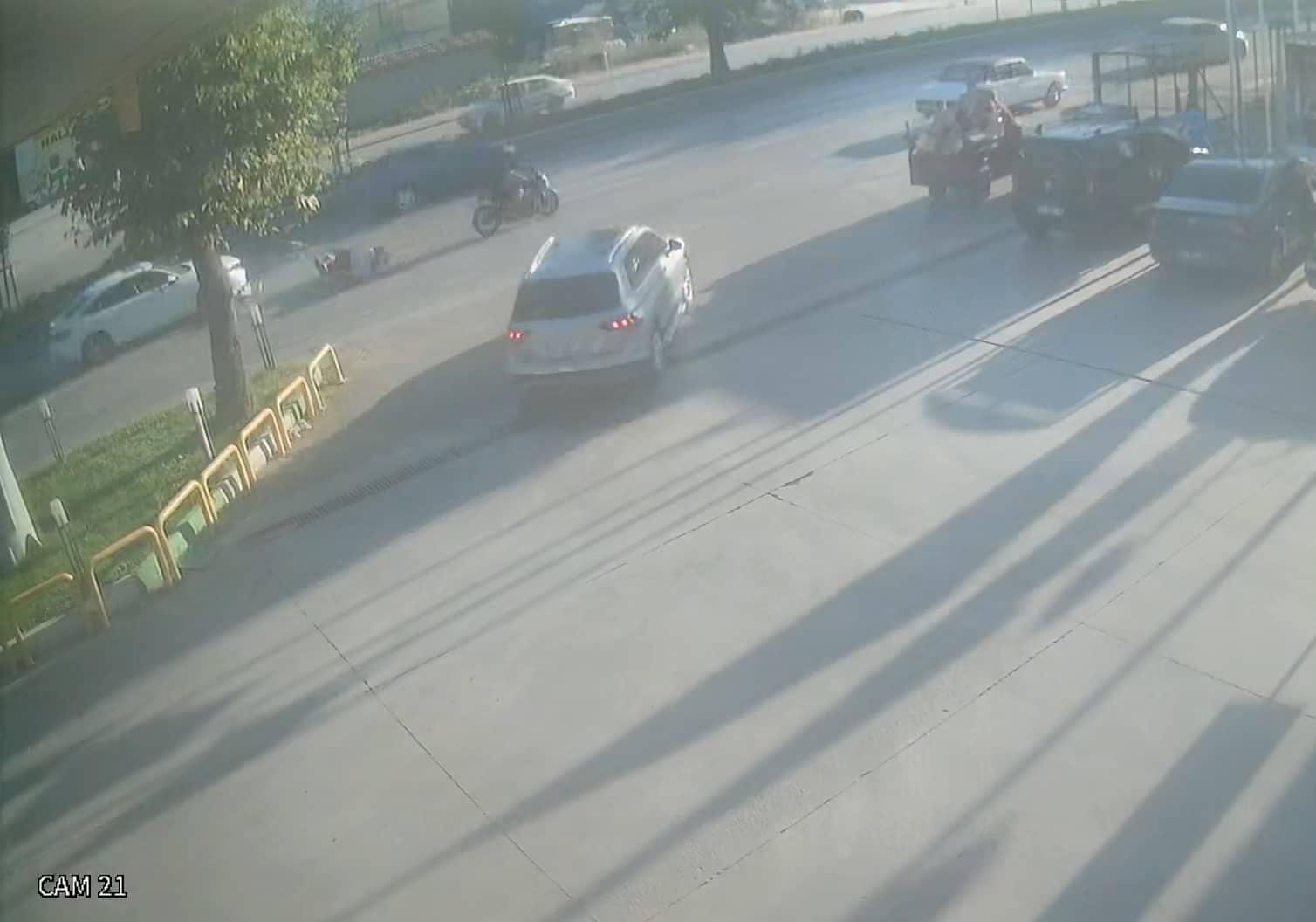 BURSA'DA DİREKSİYON HAKİMİYETİNİ KAYBEDEN MOTOSİKLET SÜRÜCÜSÜ, AYNI İSTİKAMETTE SEYREDEN OTOMOBİLE ÇARPARAK SÜRÜKLENDİ. O ANLAR GÜVENLİK KAMERASINA YANSIDI.