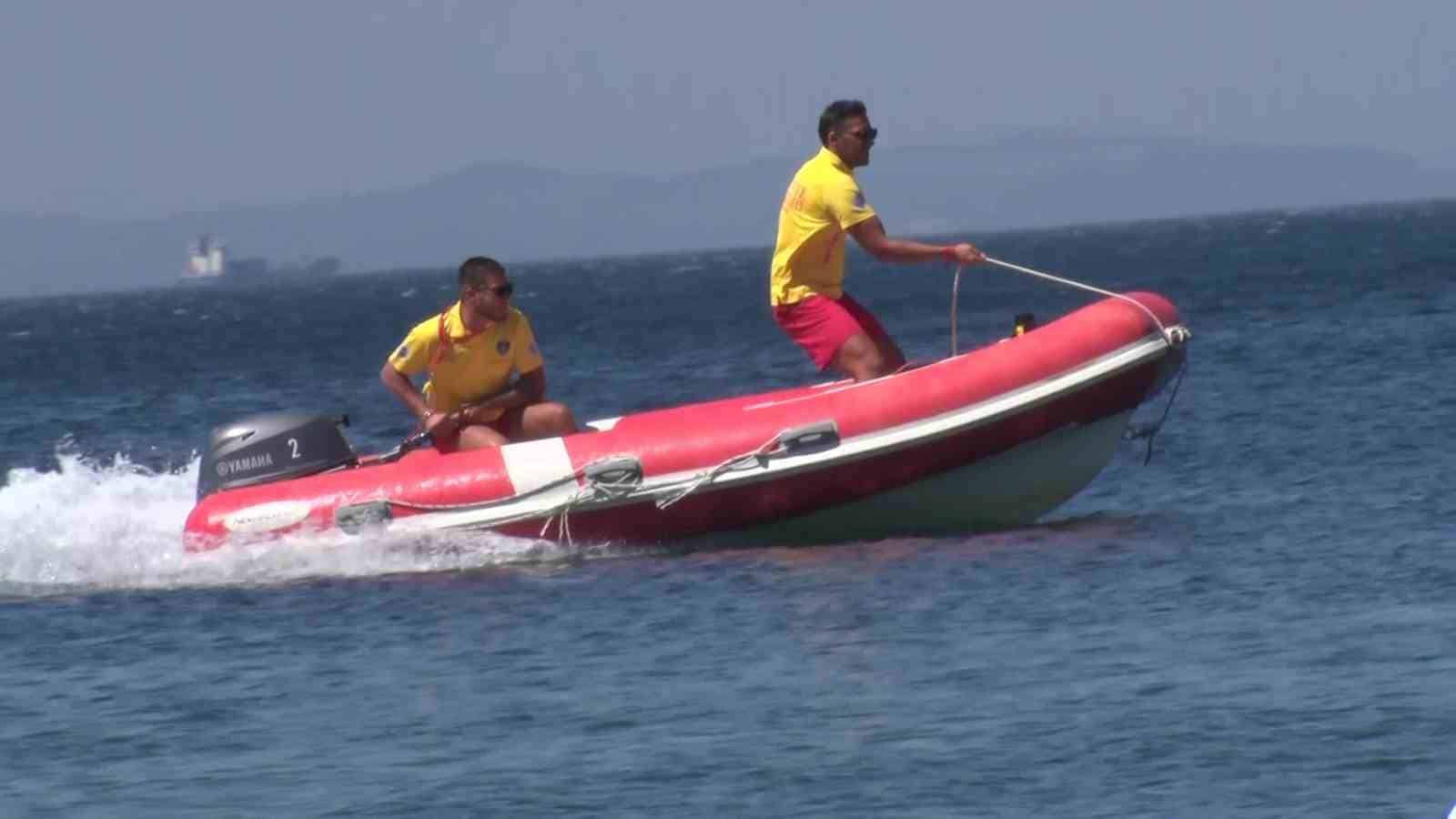 BURSA'NIN GEMLİK İLÇESİNE BAĞLI KÜÇÜKKUMLA MAHALLESİ SAHİLİNDE GÖREV YAPAN CANKURTARANLAR, SICAK HAVALARLA BİRLİKTE ARTAN DENİZ YOĞUNLUĞUNDA VATANDAŞLARIN GÜVENLİĞİ İÇİN ARALIKSIZ GÖREV YAPIYOR.