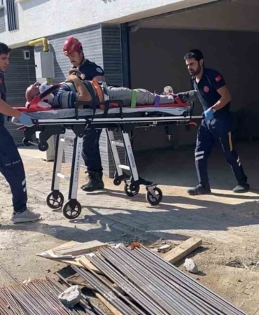 BURSA’NIN İNEGÖL İLÇESİNDE OTOMOBİLİNİ TAMİR ETMEK İÇİN KRİKOYLA KALDIRAN 56 YAŞINDAKİ ADAM, KRİKONUN KAYMASI SONUCU YAKLAŞIK 1,5 TON AĞIRLIĞINDAKİ ARACIN ALTINDA KALDI. AĞIR YARALANAN ADAM, İTFAİYE EKİPLERİNCE KURTARILDI.