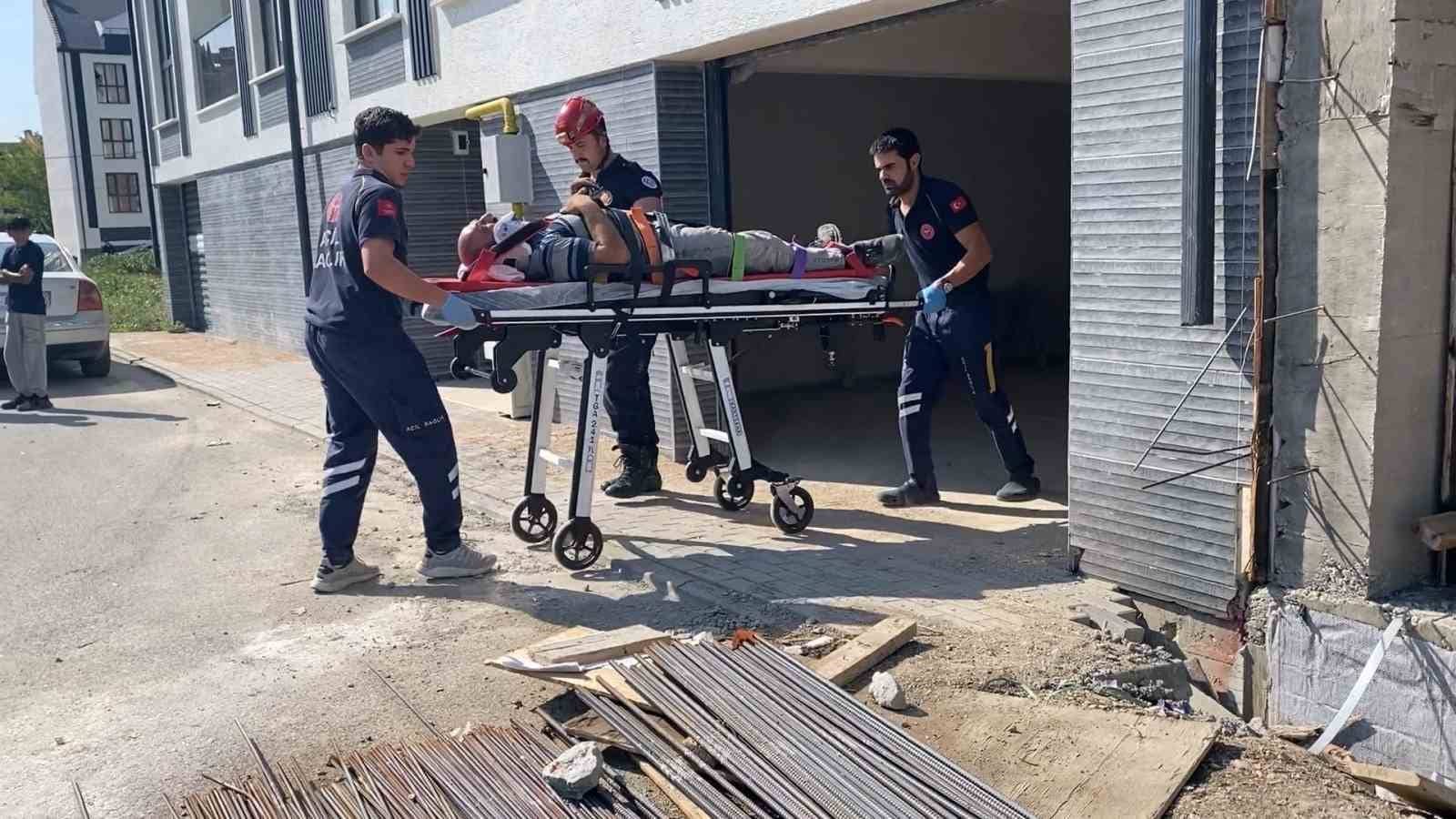 BURSA’NIN İNEGÖL İLÇESİNDE OTOMOBİLİNİ TAMİR ETMEK İÇİN KRİKOYLA KALDIRAN 56 YAŞINDAKİ ADAM, KRİKONUN KAYMASI SONUCU YAKLAŞIK 1,5 TON AĞIRLIĞINDAKİ ARACIN ALTINDA KALDI. AĞIR YARALANAN ADAM, İTFAİYE EKİPLERİNCE KURTARILDI.