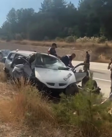 BURSA'NIN KELES İLÇESİNDE RAHATSIZLANAN EŞİNİ HASTANEYE GÖTÜREN SÜRÜCÜNÜN KULLANDIĞI OTOMOBİL KONTROLDEN ÇIKARAK TAKLA ATTI. FECİ KAZADA SÜRÜCÜ İLE EŞİ HAYATINI KAYBETTİ.