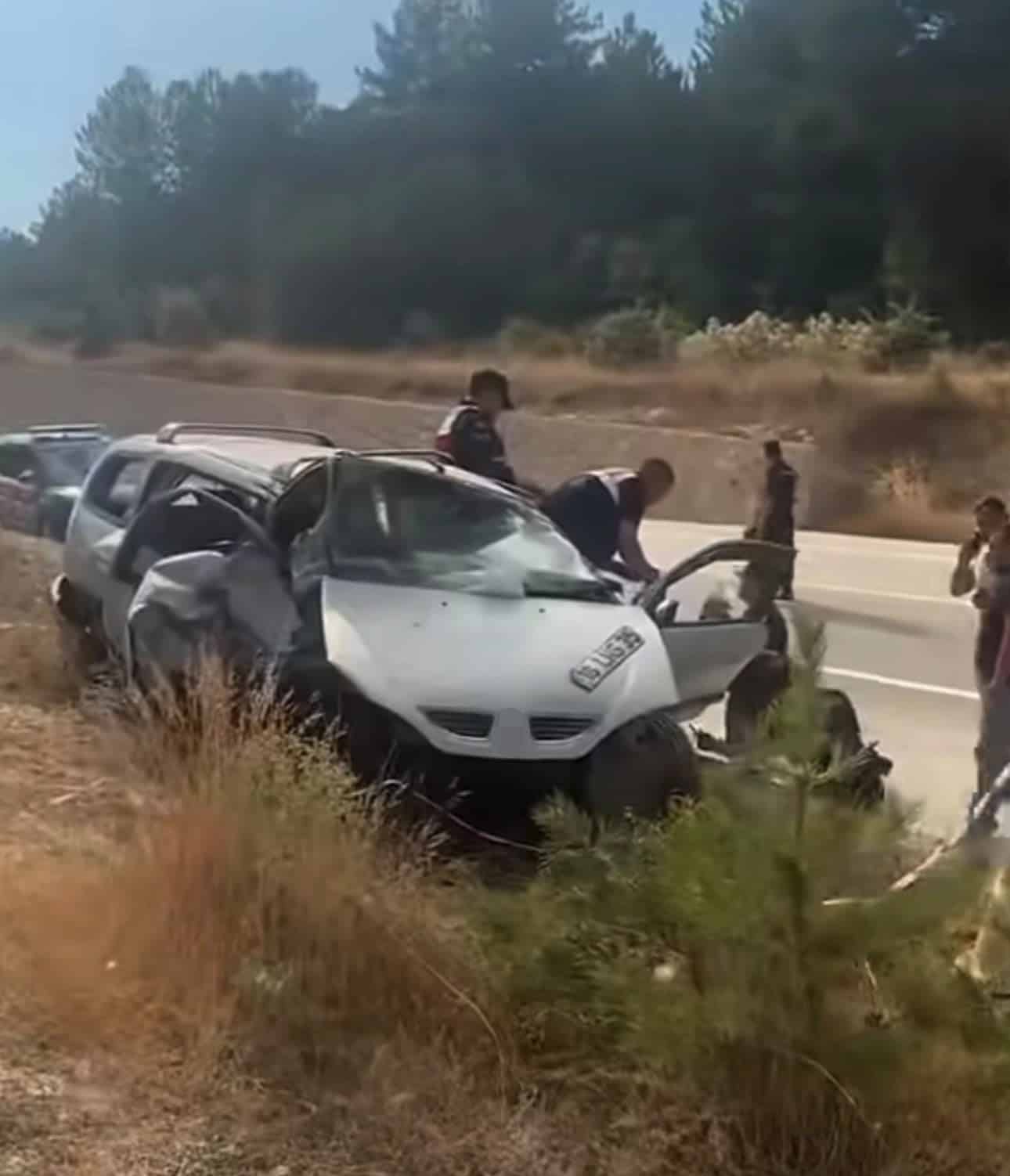 BURSA'NIN KELES İLÇESİNDE RAHATSIZLANAN EŞİNİ HASTANEYE GÖTÜREN SÜRÜCÜNÜN KULLANDIĞI OTOMOBİL KONTROLDEN ÇIKARAK TAKLA ATTI. FECİ KAZADA SÜRÜCÜ İLE EŞİ HAYATINI KAYBETTİ.