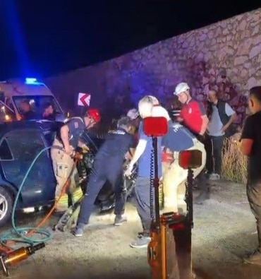 BURSA'NIN İZNİK İLÇESİNDE İKİ OTOMOBİLİN KAFA KAFAYA ÇARPIŞTIĞI TRAFİK KAZASINDA 7 KİŞİ YARALANDI. YARALILARDAN AĞIR YARALANAN JANDARMA ASTSUBAYIN EŞİ İLE ÇOCUĞU, KALDIRILDIKLARI HASTANEDE HAYATINI KAYBETTİ.