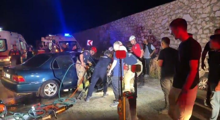 BURSA'NIN İZNİK İLÇESİNDE İKİ OTOMOBİLİN KAFA KAFAYA ÇARPIŞTIĞI TRAFİK KAZASINDA 7 KİŞİ YARALANDI. YARALILARDAN AĞIR YARALANAN JANDARMA ASTSUBAYIN EŞİ İLE ÇOCUĞU, KALDIRILDIKLARI HASTANEDE HAYATINI KAYBETTİ.