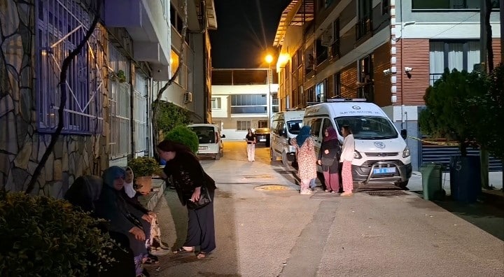 BURSA'NIN NİLÜFER İLÇESİNDE 7 AYLIK HAMİLE BİR KADIN, APARTMANIN BALKONUNDAN DÜŞEREK YAŞAMINI YİTİRDİ. OLAY SIRASINDA EVDE BULUNAN EŞİ, POLİS EKİPLERİNCE GÖZALTINA ALINIRKEN, OLAYLA İLGİLİ GENİŞ ÇAPLI SORUŞTURMA BAŞLATILDI.