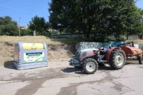 OSMANGAZİ BELEDİYESİ, TARIMSAL FAALİYETLERDEN KAYNAKLANAN ÇEVRE KİRLİLİĞİNİ ÖNLEMEK AMACIYLA KIRSAL MAHALLELERDE TARIMSAL SULAMA VE İLAÇLAMA SU DOLUM NOKTALARINA ZİRAİ ATIK DÖNÜŞÜM KONTEYNERLERİ YERLEŞTİREREK, ZİRAİ İLAÇ AMBALAJLARININ GÜVENLİ ŞEKİLDE TOPLANMASINI SAĞLAYACAK ÇEVRECİ UYGULAMAYI HAYATA GEÇİRDİ.