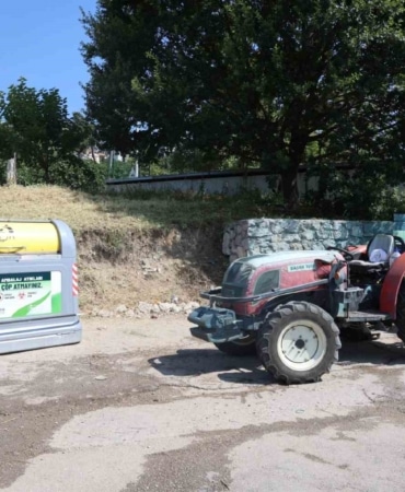 OSMANGAZİ BELEDİYESİ, TARIMSAL FAALİYETLERDEN KAYNAKLANAN ÇEVRE KİRLİLİĞİNİ ÖNLEMEK AMACIYLA KIRSAL MAHALLELERDE TARIMSAL SULAMA VE İLAÇLAMA SU DOLUM NOKTALARINA ZİRAİ ATIK DÖNÜŞÜM KONTEYNERLERİ YERLEŞTİREREK, ZİRAİ İLAÇ AMBALAJLARININ GÜVENLİ ŞEKİLDE TOPLANMASINI SAĞLAYACAK ÇEVRECİ UYGULAMAYI HAYATA GEÇİRDİ.