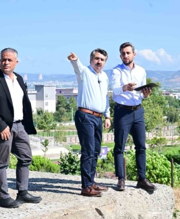 YILDIRIM BELEDİYESİ, İLÇENİN ULAŞIM AĞINI GÜÇLENDİRECEK YATIRIMLARINA BİR YENİSİNİ DAHA EKLİYOR. YILDIRIM BELEDİYESİ, ULAŞILABİLİR BİR ŞEHİR HEDEFİYLE ÇALIŞMALARINI ARALIKSIZ SÜRDÜRÜYOR. BİR YANDAN MEVCUT YOLLARDA YENİLEME VE İYİLEŞTİRME YAPAN YILDIRIM BELEDİYESİ, BİR YANDAN DA YENİ İMAR YOLLARI AÇARAK ULAŞIMI RAHATLATIYOR. BU KAPSAMDA HACİVAT MAHALLESİ’NDE İMAR UYGULAMASI TAMAMLANAN BÖLGEYE YENİ İMAR YOLLARI KAZANDIRILIYOR.