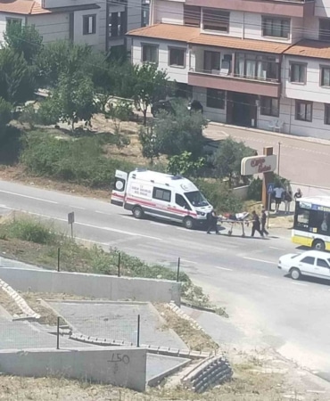 GEMLİK'TE SEYİR HALİNDEKİ BELEDİYE OTOBÜSÜNDE FENALAŞAN KADIN YOLCU, SAĞLIK EKİPLERİNİN MÜDAHALESİNİN ARDINDAN HASTANEYE KALDIRILDI.