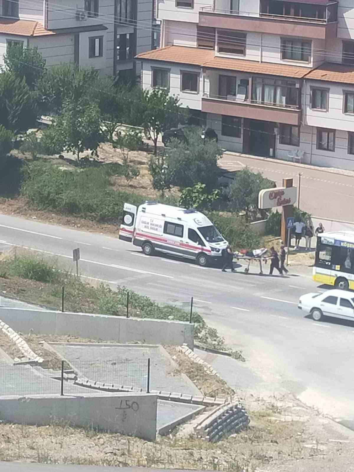 GEMLİK'TE SEYİR HALİNDEKİ BELEDİYE OTOBÜSÜNDE FENALAŞAN KADIN YOLCU, SAĞLIK EKİPLERİNİN MÜDAHALESİNİN ARDINDAN HASTANEYE KALDIRILDI.