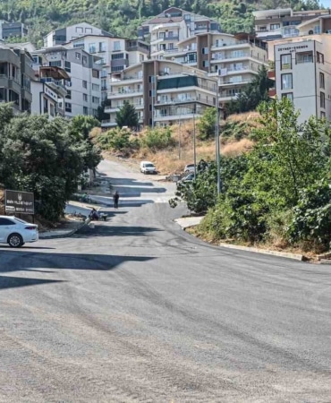 BURSA BÜYÜKŞEHİR BELEDİYESİ, KESTEL İLÇESİNİN ANA ULAŞIM AKSLARINDAN BİRİ OLAN EĞİTİM CADDESİ’NDE YÜRÜTTÜĞÜ ASFALT KAPLAMA ÇALIŞMALARINI TAMAMLADI.