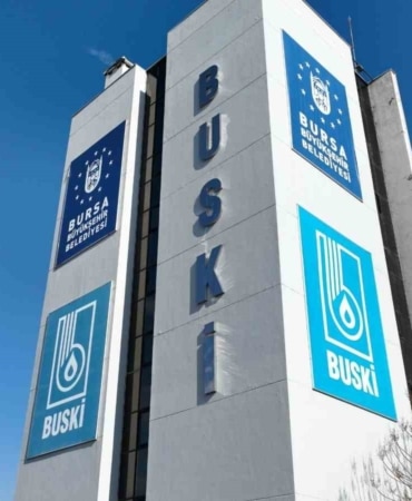 BURSA BÜYÜKŞEHİR BELEDİYESİ BUSKİ GENEL MÜDÜRLÜĞÜ, KAMUOYUNDA SU TARİFELERİNE AYLIK ENFLASYON DÜZELTMESİ UYGULANDIĞINA YÖNELİK TARTIŞMALARA AÇIKLIK GETİRDİ. BUSKİ GENEL MÜDÜRLÜĞÜ’NDEN YAPILAN AÇIKLAMADA "SON GÜNLERDE BUSKİ TARAFINDAN UYGULANAN SU TARİFELERİNE İLİŞKİN AYLIK FİYAT GÜNCELLEMESİ ÜZERİNDEN KAMUOYUNDA GERÇEĞİ YANSITMAYAN BİR ALGI OLUŞTURULMAYA ÇALIŞILDIĞI GÖRÜLMEKTEDİR. ÖNCELİKLE AÇIKÇA İFADE ETMEK GEREKİR Kİ; SÖZ KONUSU UYGULAMA YENİ DÖNEMDE ALINMIŞ BİR KARAR YA DA MEVCUT YÖNETİME ÖZGÜ BİR UYGULAMA DEĞİLDİR." DENİLDİ.