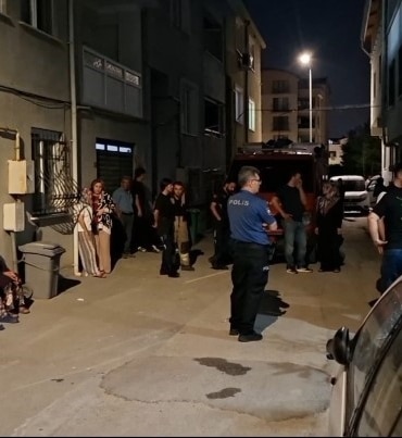 BURSA'NIN NİLÜFER İLÇESİNDE SUDAN DOĞUMLU EKRAM HASSAN ADAM KHALİL (35) APARTMANIN 4. KATINDAKİ PENCEREDEN DÜŞEREK HAYATINI KAYBETTİ. OLAY SONRASI EŞİ FERDİ SOLAK (37) GÖZALTINA ALINDI.