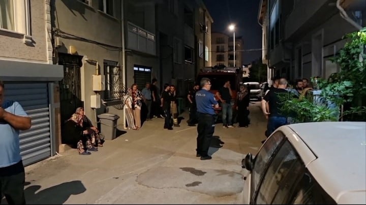 BURSA'NIN NİLÜFER İLÇESİNDE SUDAN DOĞUMLU EKRAM HASSAN ADAM KHALİL (35) APARTMANIN 4. KATINDAKİ PENCEREDEN DÜŞEREK HAYATINI KAYBETTİ. OLAY SONRASI EŞİ FERDİ SOLAK (37) GÖZALTINA ALINDI.