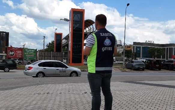 İNEGÖL BELEDİYESİ, ÇEVRE VE TEMİZLİK KONUSUNDA TAVİZ VERMİYOR. ÇEVRE ZABITA BİRİMİ TARAFINDAN DRONE DESTEKLİ DENETİMLERLE ŞEHRİN DÖRT BİR YANINDA ÇEVREYİ KİRLETENLER ANLIK OLARAK TESPİT EDİLEREK KURAL İHLALİ YAPANLARA İDARİ PARA CEZALARI UYGULANIYOR.