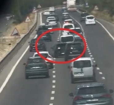 BURSA’NIN İNEGÖL İLÇESİNDE TRAFİKTE ARDI ARDINA ŞERİT DEĞİŞTİREREK MAKAS ATAN SÜRÜCÜ, AMATÖR KAMERAYA YAKALANDI. TEHLİKELİ ŞERİT DEĞİŞTİREN SÜRÜCÜYE, 10 BİN LİRA CEZAİ İŞLEM UYGULANDI.