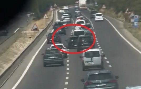 BURSA’NIN İNEGÖL İLÇESİNDE TRAFİKTE ARDI ARDINA ŞERİT DEĞİŞTİREREK MAKAS ATAN SÜRÜCÜ, AMATÖR KAMERAYA YAKALANDI. TEHLİKELİ ŞERİT DEĞİŞTİREN SÜRÜCÜYE, 10 BİN LİRA CEZAİ İŞLEM UYGULANDI.