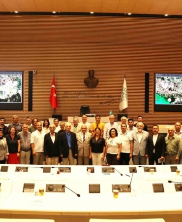 NİLÜFER BELEDİYESİ, KENTSEL DÖNÜŞÜM SÜREÇLERİNİ ORTAK AKILLA YÖNETMEK VE ÖRNEK BİR MODEL OLUŞTURMAK AMACIYLA KENTSEL DÖNÜŞÜM KOORDİNASYON TOPLANTISI DÜZENLEDİ. AKADEMİK ODALAR VE ALANINDA UZMAN İSİMLERİN KATILDIĞI TOPLANTIDA, ŞEFFAF VE KATILIMCI BİR YOL HARİTASI ELE ALINDI.