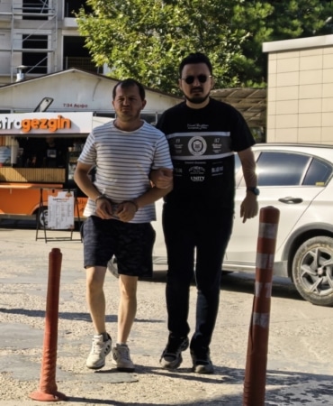 BURSA’NIN İNEGÖL İLÇESİNDE POLİS EKİPLERİNİN TAKİBE ALDIĞI ŞÜPHELİ, ARACIYLA KAÇMAYA ÇALIŞIRKEN KOVALAMACA SONUCU YAKALANDI. ARAÇTA VE ÜZERİNDE YAPILAN ARAMADA METAMFETAMİN ELE GEÇİRİLDİ. ÖZKAN T. TUTUKLANARAK CEZAEVİNE GÖNDERİLDİ.