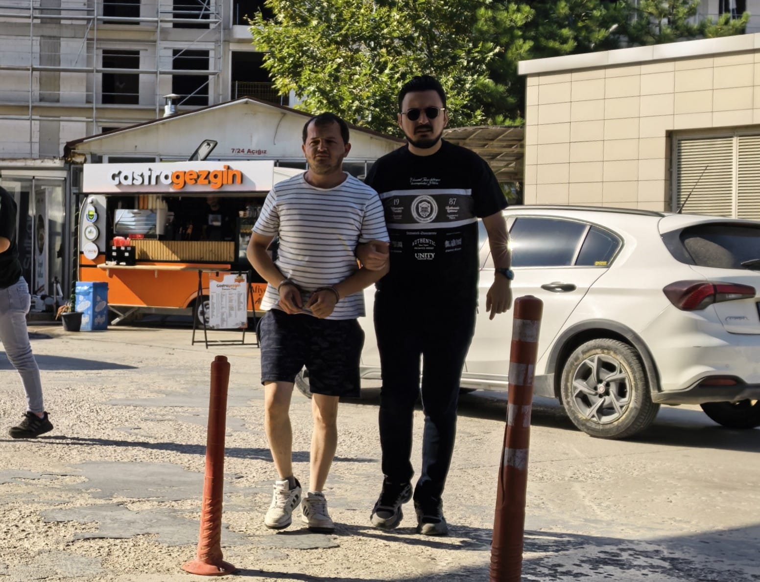 BURSA’NIN İNEGÖL İLÇESİNDE POLİS EKİPLERİNİN TAKİBE ALDIĞI ŞÜPHELİ, ARACIYLA KAÇMAYA ÇALIŞIRKEN KOVALAMACA SONUCU YAKALANDI. ARAÇTA VE ÜZERİNDE YAPILAN ARAMADA METAMFETAMİN ELE GEÇİRİLDİ. ÖZKAN T. TUTUKLANARAK CEZAEVİNE GÖNDERİLDİ.