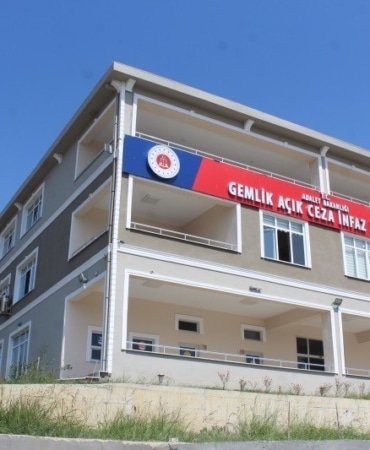 BURSA’DA ELEKTRİK AKIMINA KAPILAN FİRARİ HÜKÜMLÜ YAŞAMINI YİTİRDİ
