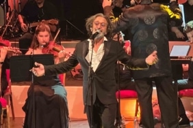 BURSA'DA 64. ULUSLARARASI BURSA FESTİVALİ KAPSAMINDA AÇIKHAVA TİYATROSUNDA SAHNE ALAN ÜNLÜ SANATÇI FETTAH CAN BURSASPOR'A YENİ SEZON İÇİN YAZDIĞI MARŞIN NAKARATINI SESLENDİRDİ. KONSERE GELEN YÜZLERCE KİŞİNİNDE EŞLİK ETTİĞİ MARŞ, BURSALILARDAN TAM NOT ALDI.
