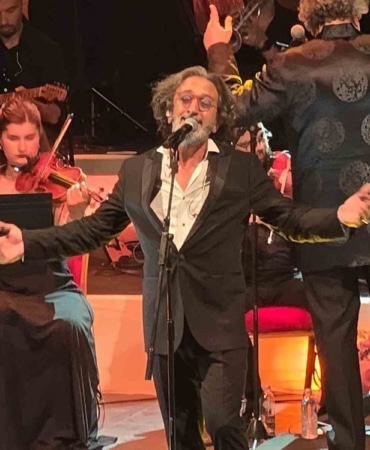 BURSA'DA 64. ULUSLARARASI BURSA FESTİVALİ KAPSAMINDA AÇIKHAVA TİYATROSUNDA SAHNE ALAN ÜNLÜ SANATÇI FETTAH CAN BURSASPOR'A YENİ SEZON İÇİN YAZDIĞI MARŞIN NAKARATINI SESLENDİRDİ. KONSERE GELEN YÜZLERCE KİŞİNİNDE EŞLİK ETTİĞİ MARŞ, BURSALILARDAN TAM NOT ALDI.