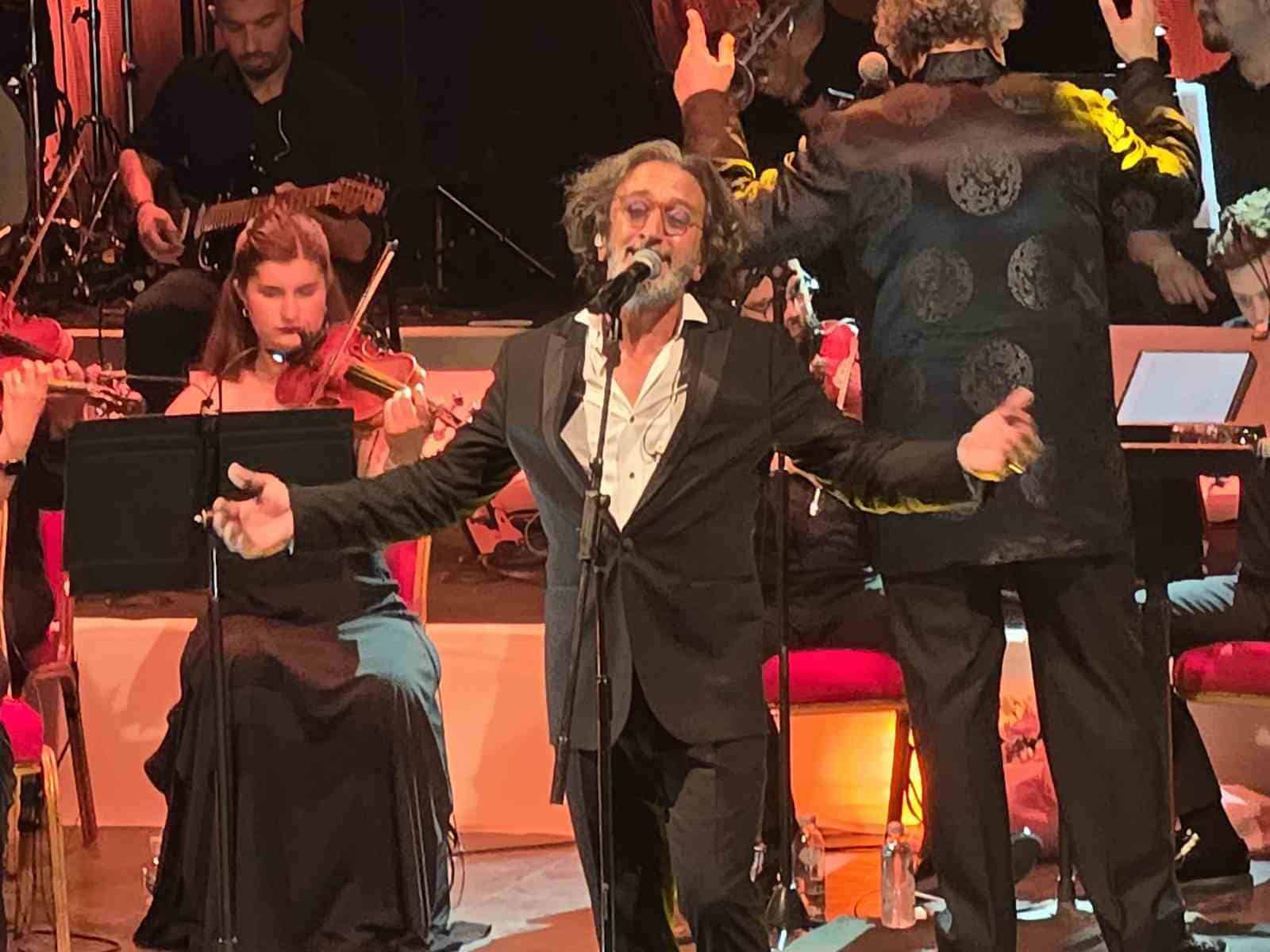 BURSA'DA 64. ULUSLARARASI BURSA FESTİVALİ KAPSAMINDA AÇIKHAVA TİYATROSUNDA SAHNE ALAN ÜNLÜ SANATÇI FETTAH CAN BURSASPOR'A YENİ SEZON İÇİN YAZDIĞI MARŞIN NAKARATINI SESLENDİRDİ. KONSERE GELEN YÜZLERCE KİŞİNİNDE EŞLİK ETTİĞİ MARŞ, BURSALILARDAN TAM NOT ALDI.