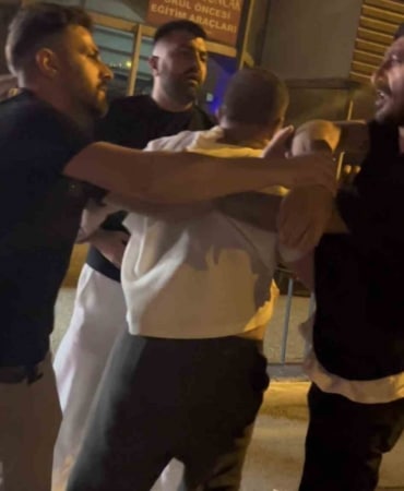 GECE KULÜBÜNDEN ÇIKIP KAVGAYA BÖYLE TUTUŞTULAR… AYAKTA ZOR DURDULAR