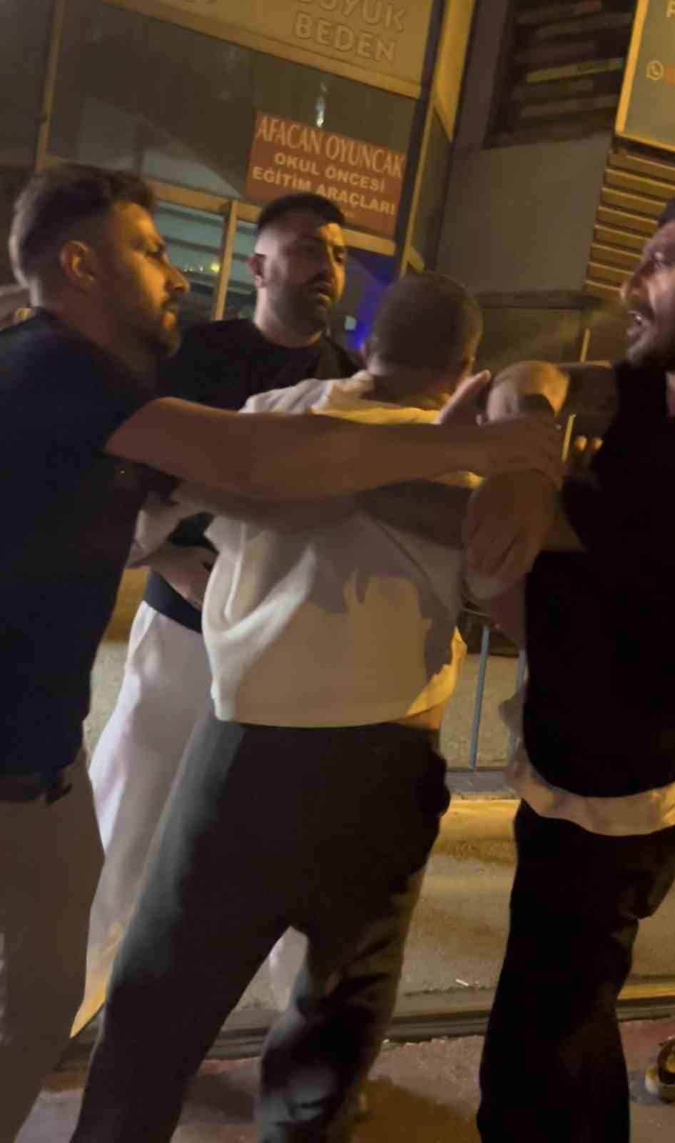 GECE KULÜBÜNDEN ÇIKIP KAVGAYA BÖYLE TUTUŞTULAR… AYAKTA ZOR DURDULAR